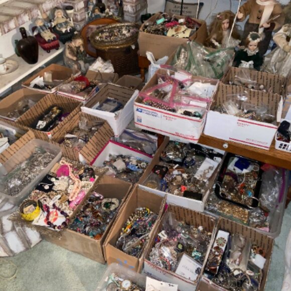 GFFBL-NOW: 5LBS!! “Costume Jewelry Lot"- (Mix of Estate/Costume/Vintage/… - Picture 3 of 10